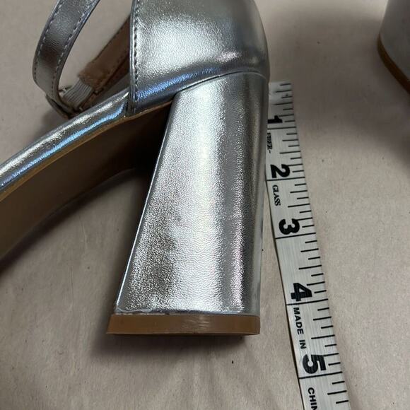 CLAMOROUS METALLIC SLIVER POINTED TOE HEEL SHOES SIZE 9 - Picture 3 of 5